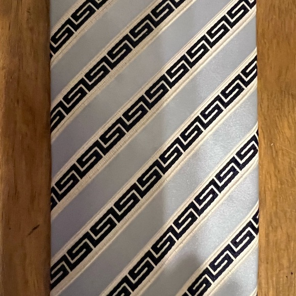 Authentic Versace tie used once in like new condition - Picture 6 of 6